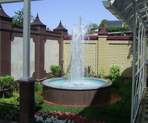 Интерактивный фонтан в частном дворе включается от датчика движения
